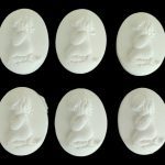 MEDALHA MENINA 4X3CM PACK6