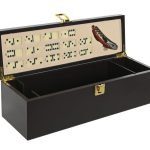 CAIXA P/GARRAFA C/DOMINO+SACA ROLHAS