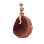 RAPARIGA SENTADA NO OVO COR CASTANHO