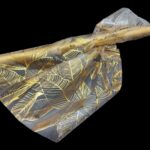 ROLO ORGANZA FOLHAS 75CMX5MT COR:OURO