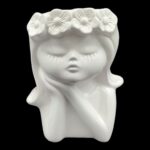 CERAMICA- MENINA VASO CATOS C/FLOR COR:BRANCO