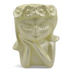 CERAMICA- MENINA VASO CATOS C/FLOR COR:AMARELO