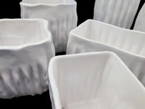 CERAMICA-CUBO RISCAS COR:BRANCO VIDRADO