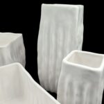 CERAMICA-CUBO RISCAS COR:BRANCO VIDRADO