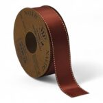 FITA SATINEE C/FIO OURO 2.5CMX20MT COR:VERMELHO MADEIRA