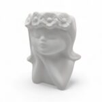 CERAMICA- MENINA VASO CATOS C/FLOR COR:BRANCO MATE