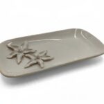 TRAVESSA CERAMICA C/RELEVO PETALAS COR:SNOW