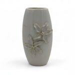 JARRA CERAMICA C/RELEVO PETALAS COR:SNOW